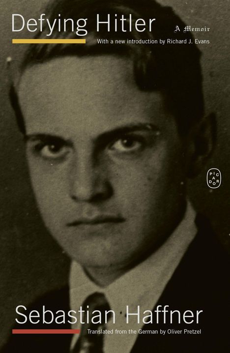 "Defying Hitler: A Memoir" von Sebastian Haffner. Einführung von Richard J. Evans. Schwarzweißporträt eines Mannes im Hintergrund.