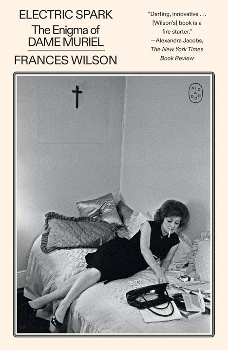 Titel: "ELECTRIC SPARK: The Enigma of DAME MURIEL" von Frances Wilson. Frau im schwarzen Kleid raucht auf dem Bett.