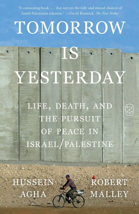 „Tomorrow is Yesterday: Life, Death, and the Pursuit of Peace in Israel/Palestine“ von Hussein Agha und Robert Malley. Eine Person fährt Fahrrad vor einer Betonmauer.