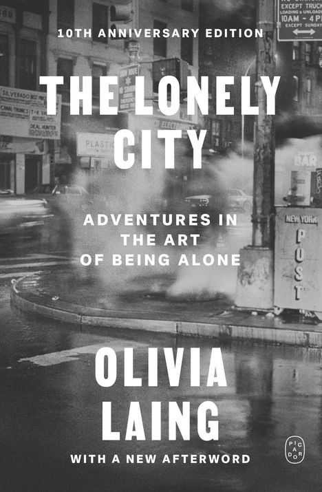 "10th Anniversary Edition: The Lonely City - Adventures in the Art of Being Alone. Olivia Laing. Mit neuem Nachwort." Im Hintergrund eine belebte Straßenszene bei Nacht.