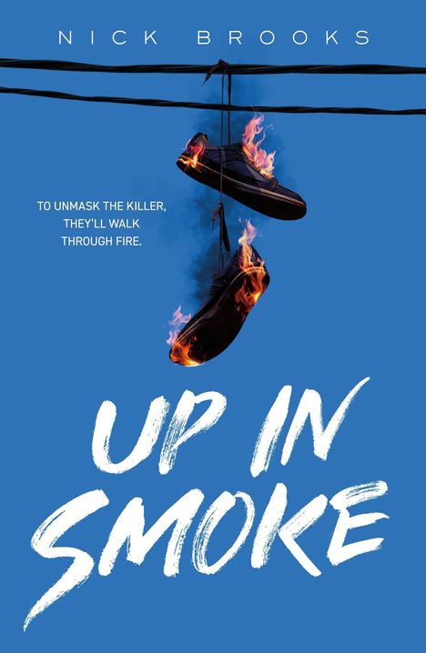 NICK BROOKS oben, Slogan: "TO UNMASK THE KILLER, THEY'LL WALK THROUGH FIRE." Unten "UP IN SMOKE" in weißer Schrift. Turnschuhe brennen.