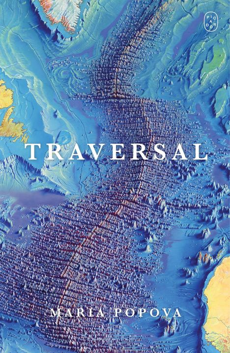 Text: "TRAVERSAL, MARIA POPOVA".  
Illustration: Bunte topographische Karte in Blau- und Gelbtönen.