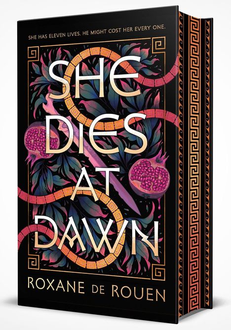 Buchtitel: "She Dies at Dawn". Darunter "Roxane de Rouen". Hintergrund: Bunte Blätter, Schlangen, Granatäpfel.