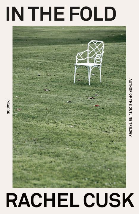 Titel: "In the Fold", Autor: Rachel Cusk, "Picador", "Author of the Outline Trilogy". Ein weißer Stuhl steht auf einer grünen Wiese.