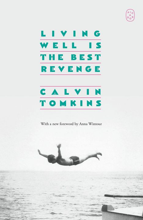 "LIVING WELL IS THE BEST REVENGE CALVIN TOMKINS" in türkis. Darunter ein Mensch, der ins Meer springt.