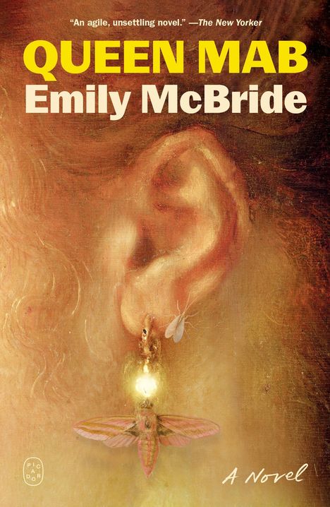 "QUEEN MAB" von Emily McBride. Zitat: „An agile, unsettling novel.“ Ohr mit zwei Insekten, eines leuchtet. Illustration.