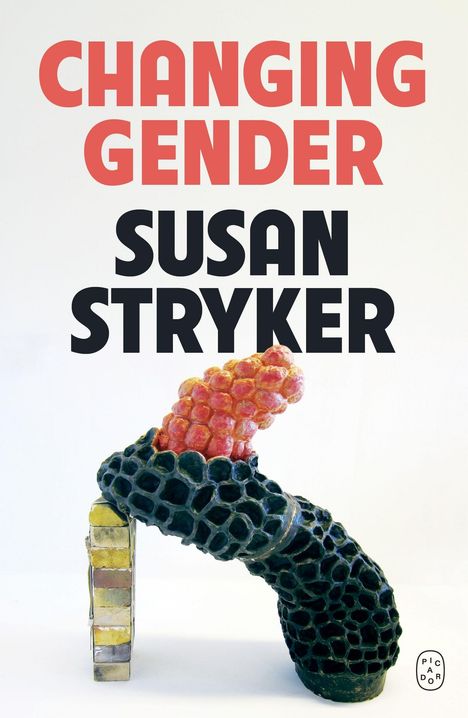 Texte: "CHANGING GENDER, SUSAN STRYKER". Skulptur mit schwarzer, wabenartiger Struktur und roter, beerenartiger Spitze.