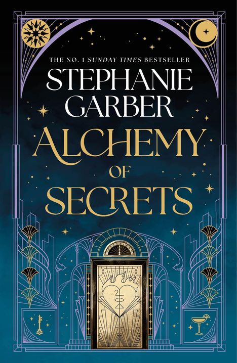 „The No. 1 Sunday Times Bestseller, Stephanie Garber, Alchemy of Secrets“. Art-Deco-Design mit goldenen Elementen.