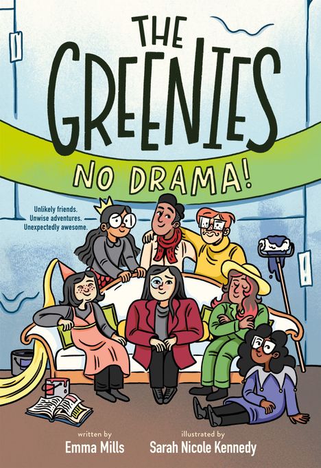 “The Greenies: No Drama! Unlikely friends. Unwise adventures. Unexpectedly awesome.” Eine bunte Illustration von sieben Personen auf einem Sofa.