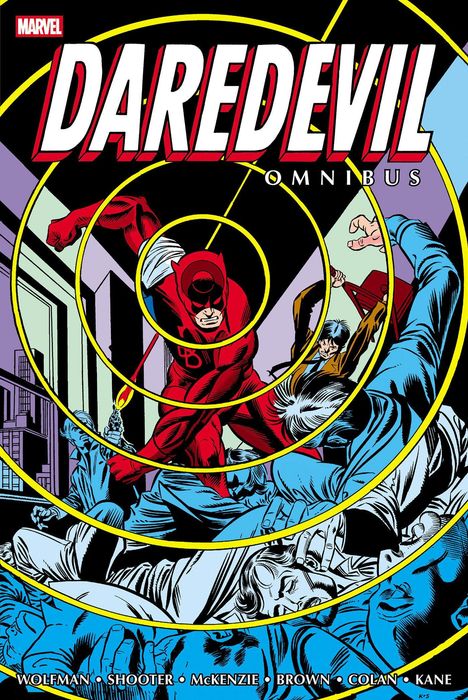 "DAREDEVIL OMNIBUS" in großen Buchstaben darüber. Daredevil kämpft in Rot mit Menschen in Blau. Comic-Illustration.