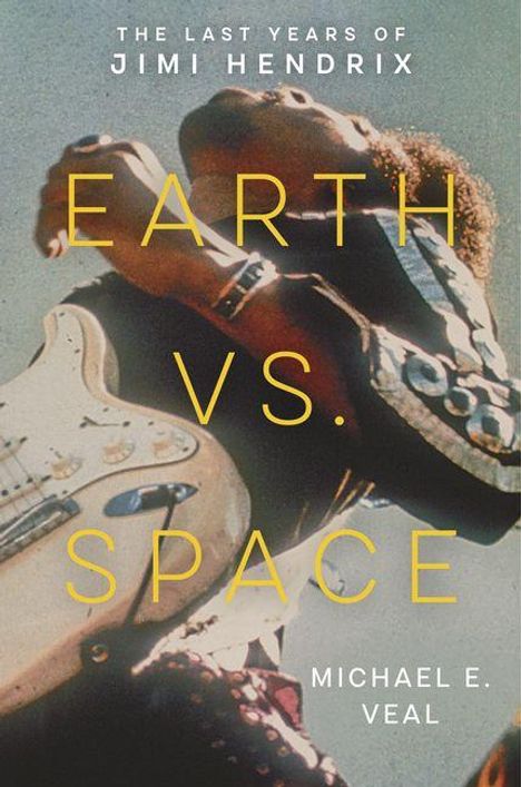 "The Last Years of Jimi Hendrix. Earth vs. Space. Michael E. Veal." Ein Musiker spielt Gitarre, Kopf nach hinten geneigt.