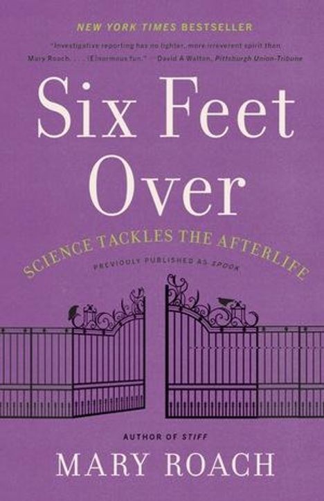 „Six Feet Over: Science Tackles the Afterlife“ von Mary Roach, lila Hintergrund, stilisierte Tor-Illustration.