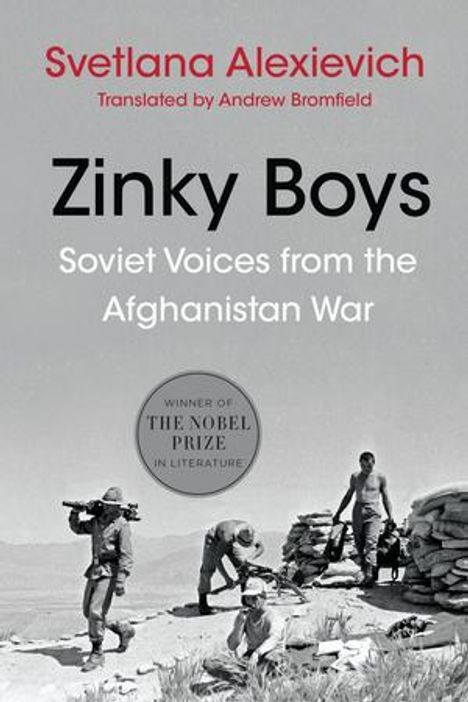 „Zinky Boys: Soviet Voices from the Afghanistan War“ von Svetlana Alexievich. Foto von Soldaten in einer Wüstenlandschaft.