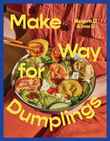 Text: „Make Way for Dumplings“. Ein Teller mit gefüllten Teigtaschen, Salatblättern, Gurken und Tomaten, gehalten von einer Person.