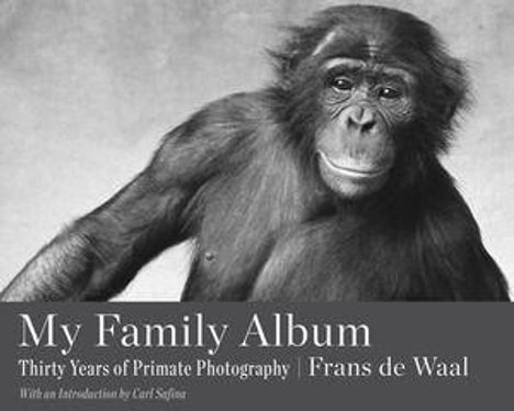 "My Family Album: Thirty Years of Primate Photography" von Frans de Waal. Schwarzweißfoto eines Affen, frontal.