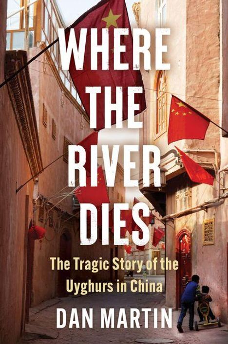 Text: „WHERE THE RIVER DIES: The Tragic Story of the Uyghurs in China“ von Dan Martin. Szene: Enger Gassenweg mit roten Flaggen.