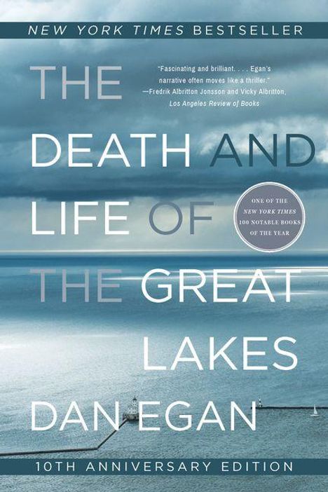 „The Death and Life of the Great Lakes, Dan Egan“. See mit Wolken am Himmel im Hintergrund.