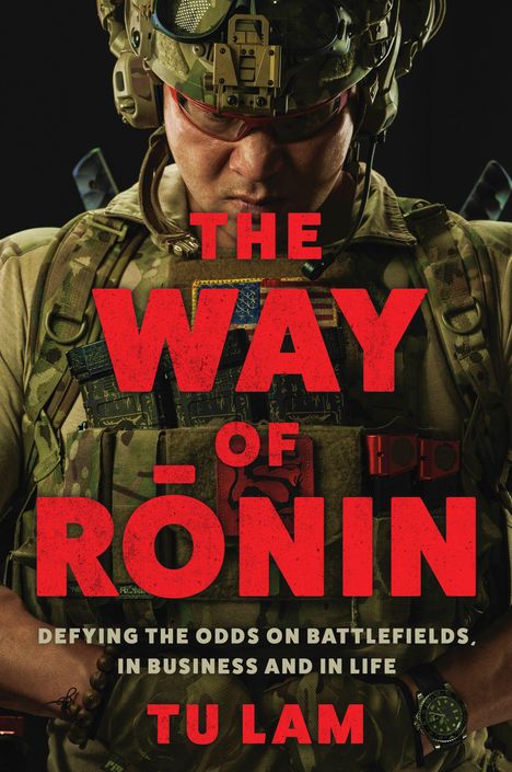 Roter Text: "THE WAY OF RŌNIN". Darunter steht: "DEFYING THE ODDS ON BATTLEFIELDS, IN BUSINESS AND IN LIFE" von TU LAM. Ein Soldat im Tarnanzug und Helm.
