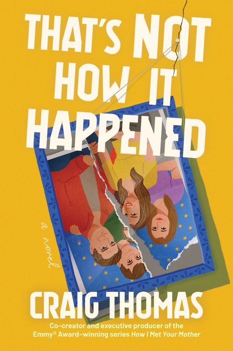 Text: "THAT'S NOT HOW IT HAPPENED" und "CRAIG THOMAS". Illustration eines zerrissenen Fotos von vier Personen.