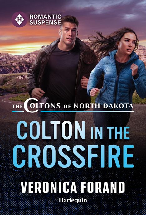 "ROMANTIC SUSPENSE", "THE COLTONS OF NORTH DAKOTA", "COLTON IN THE CROSSFIRE", "VERONICA FORAND", "Harlequin". Zwei Menschen rennen.