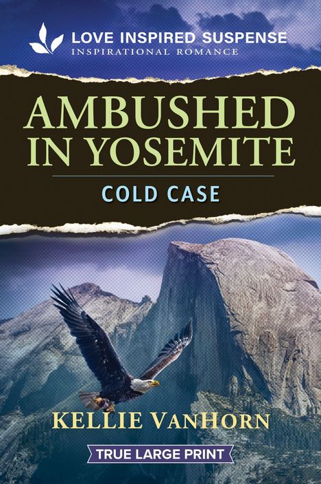 „AMBUSHED IN YOSEMITE“, „COLD CASE“. Ein Adler fliegt vor einem markanten Felsen, wohl der Half Dome im Yosemite-Nationalpark.