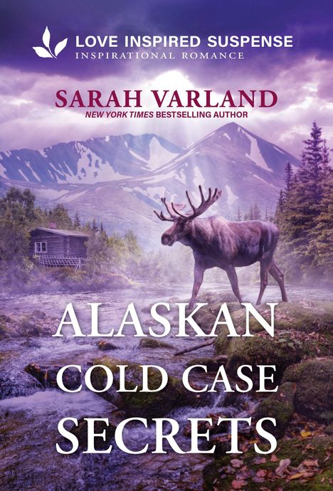 ALASKAN COLD CASE SECRETS von Sarah Varland. Ein Elch an einem Fluss vor schneebedeckten Bergen und einer Hütte im Wald.