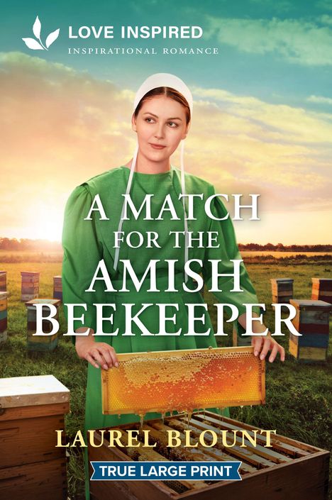 Text: "Love Inspired Inspirational Romance", "A Match for the Amish Beekeeper", "Laurel Blount", "True Large Print". Eine Frau in grüner Kleidung hält eine Honigwabe, im Hintergrund Bienenstöcke und ein Sonnenuntergang.