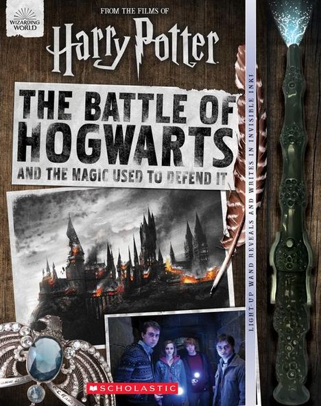 "The Battle of Hogwarts and the Magic Used to Defend It" ist in großer Schrift zu sehen. Im Hintergrund verschneite Burg.