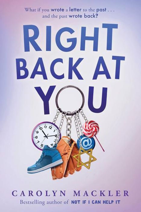 "RIGHT BACK AT YOU" steht groß, mit Gegenständen und Schlüsselanhänger darunter, Autorin: Carolyn Mackler.