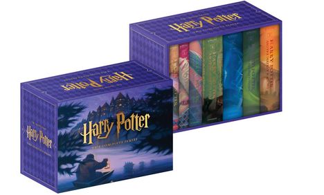 „Harry Potter: The Complete Series“, ein purpurnes Box-Set mit den sieben Büchern der Serie in unterschiedlichen Farben.