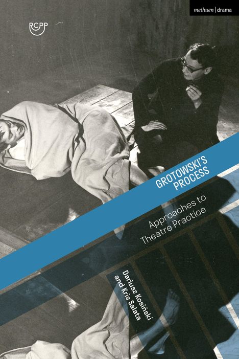 Text: "Grotowski's Process: Approaches to Theatre Practice." Menschen in einer Theaterszene, einer im Mantel liegend, ein anderer sitzend.