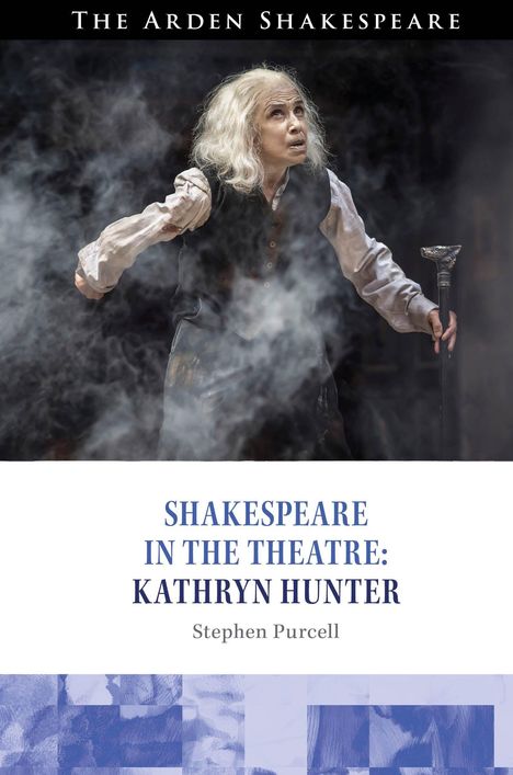 "The Arden Shakespeare. SHAKESPEARE IN THE THEATRE: KATHRYN HUNTER. Stephen Purcell. Frau mit Stock in Rauch gehüllt."