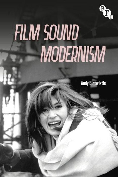 „FILM SOUND MODERNISM“ und „Andy Birtwistle“ in rosa und weiß. Frau schaut ängstlich, Schwarz-Weiß-Fotografie.