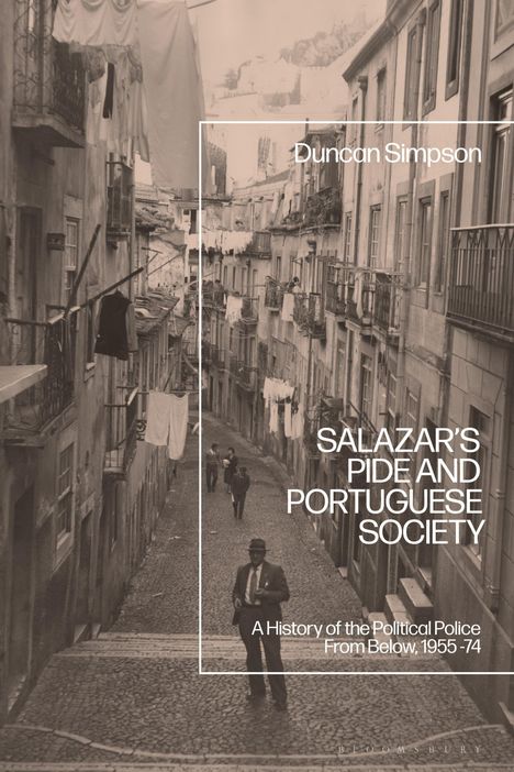 Text: "Duncan Simpson, Salazar's Pride and Portuguese Society, A History of the Political Police From Below, 1955-74."

Eine alte Straße mit Wäscheleinen und Spaziergängern.