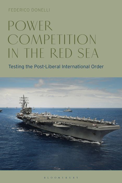 "Power Competition in the Red Sea", darunter ein Flugzeugträger auf offener See, Himmel im Hintergrund.