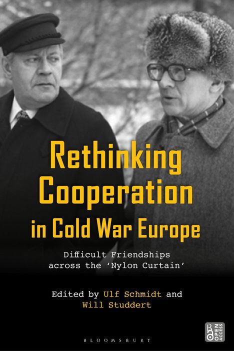 Titel: Rethinking Cooperation in Cold War Europe. Zwei Männer in Winterkleidung, einer mit Mütze, im Gespräch.