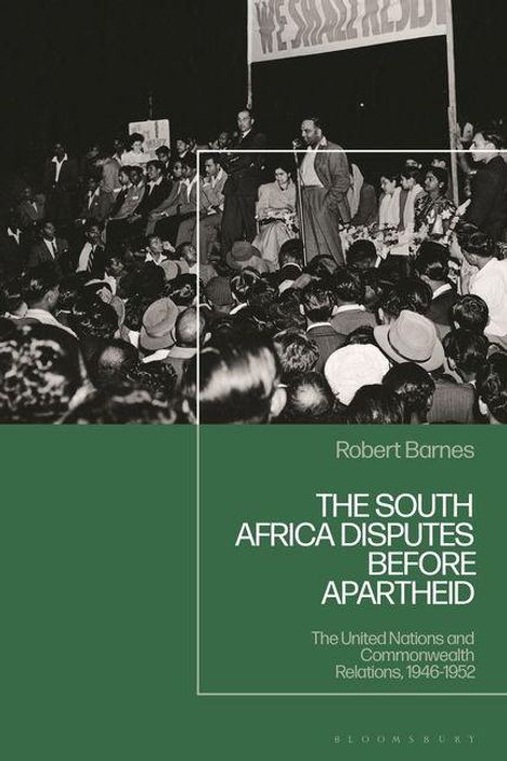 Buchtitel: "THE SOUTH AFRICA DISPUTES BEFORE APARTHEID" von Robert Barnes. Schwarz-weißes Foto einer großen Versammlung.