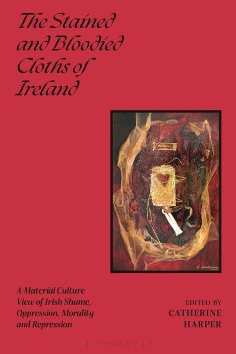 Roter Hintergrund, weißer Text: "The Stained and Bloodied Cloths of Ireland". Gemälde: Verschiedene Textilien und Objekte.