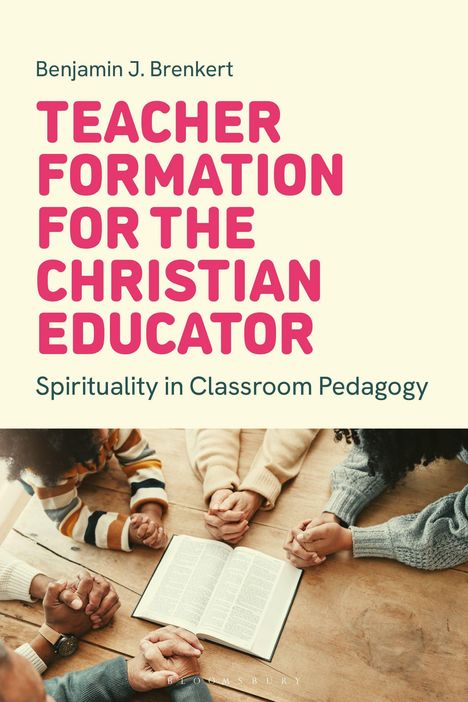 „Teacher Formation for the Christian Educator“, Gruppenbetrachtung eines aufgeschlagenen Buches auf einem Tisch.