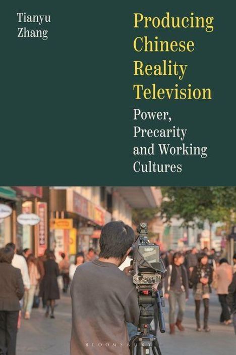 „Producing Chinese Reality Television: Power, Precarity and Working Cultures“ von Tianyu Zhang. Eine Person filmt eine belebte Straße.