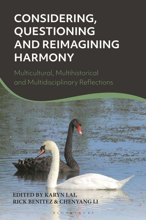 Aufschrift: "Considering, Questioning and Reimagining Harmony". Zwei Schwäne, ein schwarzer und ein weißer, auf Wasser.