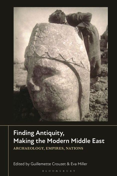 „Finding Antiquity, Making the Modern Middle East. ARCHAEOLOGY, EMPIRES, NATIONS.“ Ein alter Steinkopf mit Person im Hintergrund.