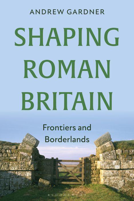 "SHAPING ROMAN BRITAIN: Frontiers and Borderlands" oben. Ruine einer Steinmauer mit Tor vor einem blauen Himmel.