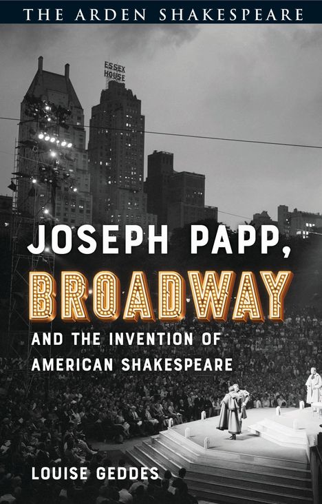 Text: JOSEPH PAPP, BROADWAY, AND THE INVENTION OF AMERICAN SHAKESPEARE, LOUISE GEDDES. Schwarz-weißes Theaterfoto bei Nacht.