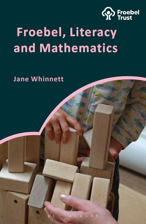 "Froebel, Literacy and Mathematics" von Jane Whinnett. Oben ein Logo; unten Hände, die mit Holzklötzen spielen.