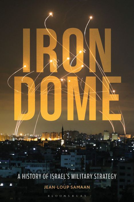 "Iron Dome" und "A History of Israel’s Military Strategy" vor einer Stadt bei Nacht mit Leuchtraketen am Himmel.