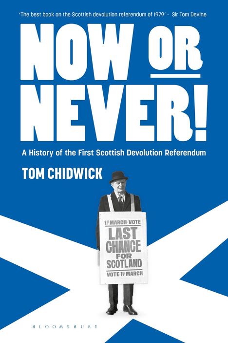 "NOW OR NEVER!" und "LAST CHANCE FOR SCOTLAND" mit einem Mann, der ein Schild trägt, vor schottischer Flagge.