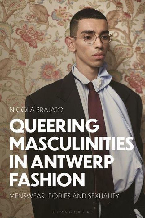 "QUEERING MASCULINITIES IN ANTWERP FASHION" von Nicola Brajato. Ein Mann in Anzug mit auffälliger Krawatte, floraler Hintergrund.