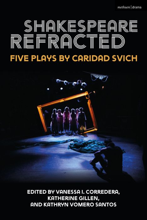 "Shakespeare Refracted: Five Plays by Caridad Svich" steht oben. Unten auf der Bühne illuminiert ein oranges Gestell Figuren.