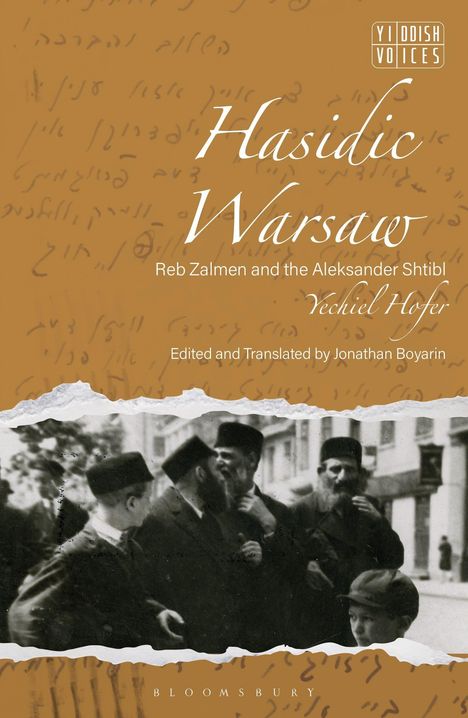"Hasidic Warsaw. Reb Zalmen and the Aleksander Shtibl. Yechiel Hoffe" steht auf einem braunen Hintergrund. Unten ein Foto von Männern mit Hüten.